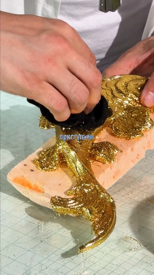 Разглаживание золочения капроновым чулком