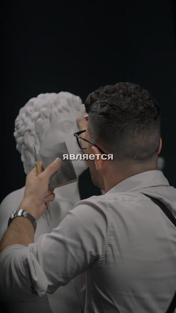 Работа мастера над деталями лица скульптуры